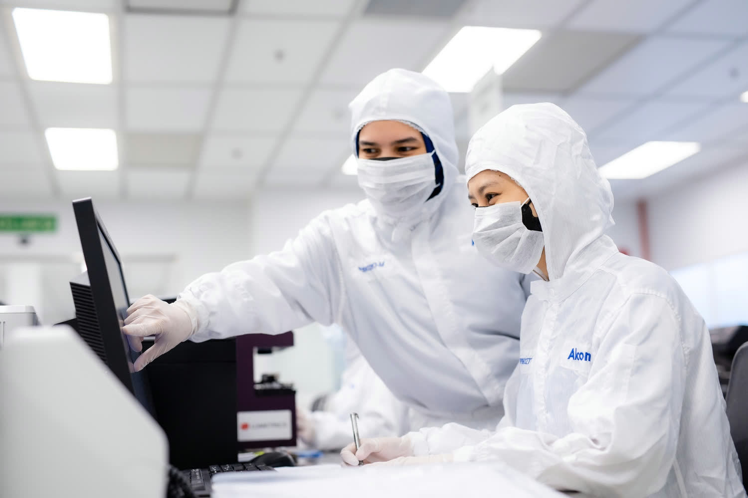 Twee Alcon-medewerkers aan het werk in een cleanroom.